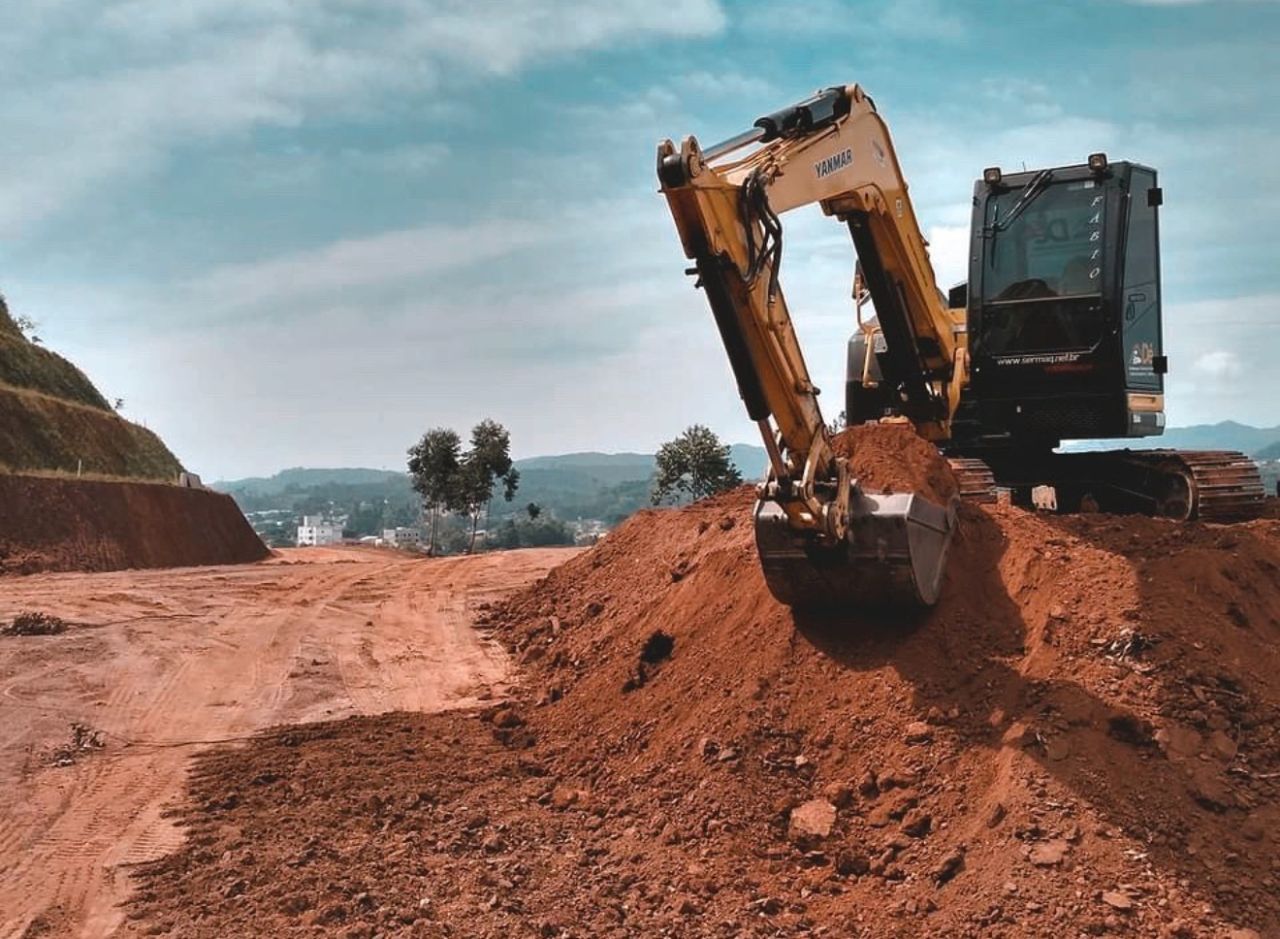 Equipe da Terraplanagem Dé em obra em Brusque